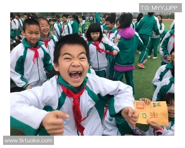 闪耀足球明星夜光手环点亮你的运动激情与时尚风潮